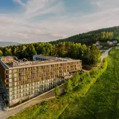 Nowoczesny hotel Belmonte w otoczeniu zieleni i gór. Wiele pozytywnych belmonte opinie potwierdza jego urok.