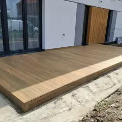 Nowy taras betonowy bez fundamentu, wykonany z desek kompozytowych, stanowi idealne miejsce do wypoczynku.