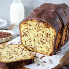 Ein saftiger Ameisenkuchen mit Schokoladenglasur und Streuseln. Dieses Ameisenkuchen Rezept ist ein Genuss!