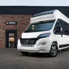 Nowy kamper van Affinity gotowy na przygodę. Biały, nowoczesny, z czarnymi akcentami. Idealny na wakacje.