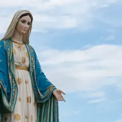 Posąg Matki Bożej w błękitnym płaszczu, z dłońmi wyciągniętymi w geście błogosławieństwa. Idealny do modlitwy i litanii do Matki Bożej.