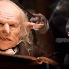 Warwick Davis jako Goblin i profesor Flitwick w świecie Harry'ego Pottera.