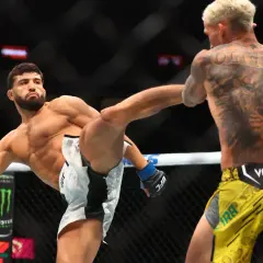 Zawodnik UFC wykonuje wysokie kopnięcie w walce wagi średniej.