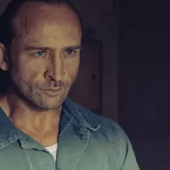 Borys Szyc w filmach często wciela się w role twardzieli. Tutaj w ponurym kadrze, zamyślony.