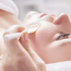 Jaki peeling do cery naczynkowej? Odkryj delikatne opcje bez podrażnień