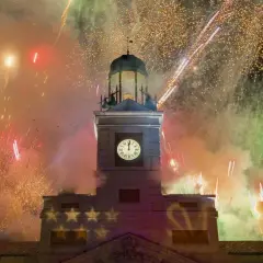 Feuerwerk erhellt den Himmel über dem Uhrturm, während der Countdown in Madrid beginnt.
