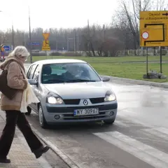 Kobieta na pasach, samochód zbliża się. Kto ma pierwszeństwo na parkingu pieszy czy samochód? Pieszy!