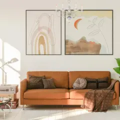 Ein gemütliches Wohnzimmer mit einem orangefarbenen Sofa, das mit Kissen und einer Decke dekoriert ist. Die Sofa-Farbe passt gut zu den Pflanzen und Bildern.