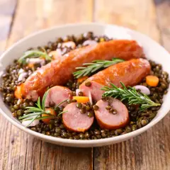 Saucisse lentille Cookeo : un plat réconfortant avec des saucisses savoureuses sur un lit de lentilles, carottes et romarin.