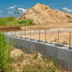 Jaki cement do słupków ogrodzeniowych, aby uniknąć problemów z trwałością?