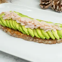 Tostadas con aguacate y pavo, un desayuno o merienda saludable y delicioso.