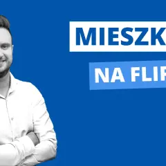 Uśmiechnięty mężczyzna w białej koszuli, z rękami skrzyżowanymi na piersi. Obok napis "MIESZKANIE NA FLIPA".