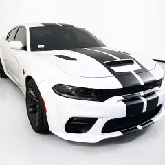 Biały Dodge Charger SRT z czarnymi pasami na masce i dachu, gotowy do jazdy.