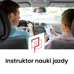 Instruktor nauki jazdy z notatkami w ręku, siedzący obok kursanta za kierownicą.