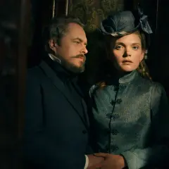 Para z epoki wiktoriańskiej, bohaterowie serialu "Lalka" Netflix, patrzą w dal z powagą.