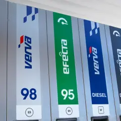 Stacja paliw z dystrybutorami Verve i Efecta. Dostępne paliwa to benzyna 98, 95 oraz DIESEL.