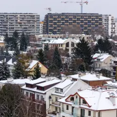Zimowy krajobraz miasta z blokami mieszkalnymi i domami. Zastanawiasz się, jaki będzie podatek od mieszkania w bloku?