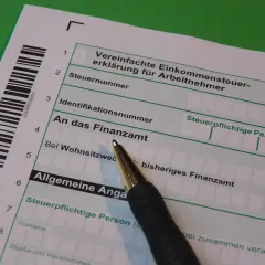 Formular podatkowy z polem na numer identyfikacyjny. Dowiedz się, jak sprawdzić swój NIP.