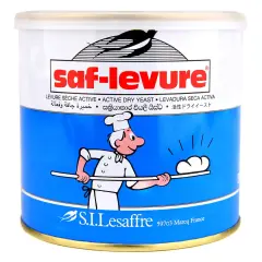 Boîte de levure boulangère déshydratée Saf-Levure, avec un dessin de boulanger souriant.
