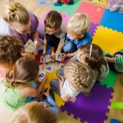 Ile godzin pracuje opiekunka w żłobku? Poznaj prawdę o godzinach pracy