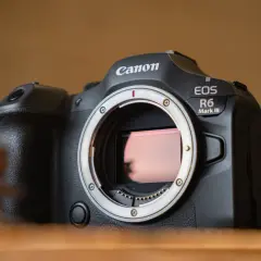 Canon EOS R6 Mark III z widocznym sensorem. Szybki rolling shutter pozwoli uchwycić dynamiczne sceny.