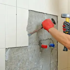 Jak skuwać kafelki? Poradnik DIY: Narzędzia, technika, koszty