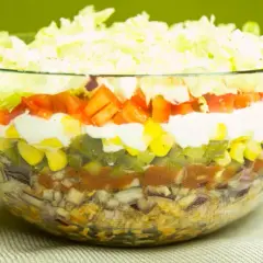 Ile kalorii ma sałatka gyros? Sprawdź, co wpływa na kaloryczność