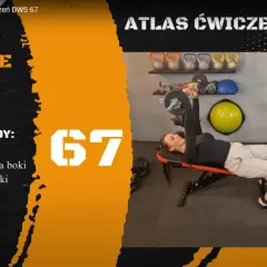 Kobieta wykonuje wyciskanie sztangi wąsko na ławce. Ćwiczenie to floor press, kluczowe dla siły klatki piersiowej.