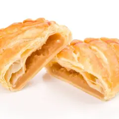Pastelitos dorados y hojaldrados, cortados por la mitad, revelan un relleno dulce de ingredientes cabello de angel.
