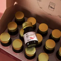 Pudełko z buteleczkami kolagenu rybiego. Kiedy pić kolagen? Codziennie dla zdrowej skóry i stawów.