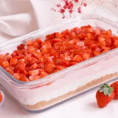 Deliciosa tarta de fresa en capas, con base crujiente, crema y fresas picadas. ¡Un postre perfecto!