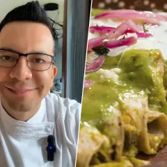 Chef sonriente con su delicia de enchiladas cubiertas con vibrante salsa verde, cebolla morada y crema.
