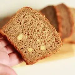 Ile kalorii ma kromka chleba z masłem? Zaskakujące fakty o kaloriach