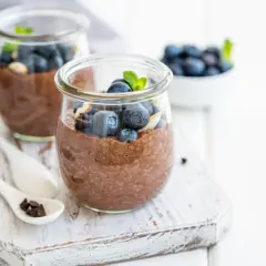 Czekoladowy pudding chia z jagodami i miętą w słoiku.