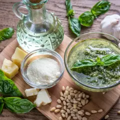 Składniki pesto: bazylia, czosnek, parmezan, orzeszki piniowe, oliwa.