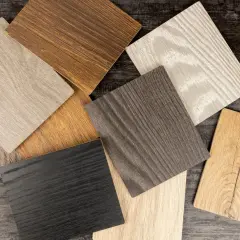 Campioni di finitura mobili in diverse tonalità di legno: nero, grigio, bianco, marrone e naturale.