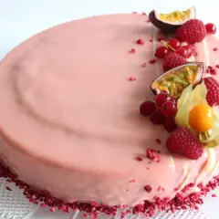 En vacker hallon och passionsfrukt tårta med färska bär och passionsfrukt som dekoration.