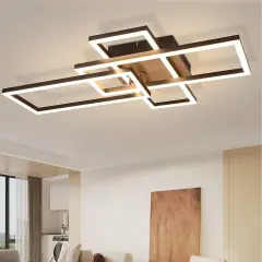 Nowoczesna lampa sufitowa z drewna i metalu, o geometrycznym kształcie, rozświetla wnętrze.