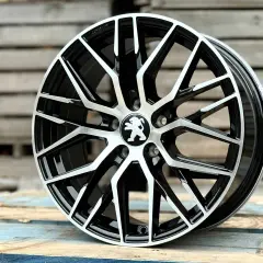 Elegancka felga do Peugeot 3008 GT, dwukolorowa, z logo lwa.