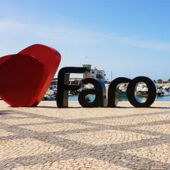 Serce i napis FARO na brukowanym placu przy marinie, tuż obok lotniska Algarve.