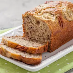 Pyszny chleb bananowy z orzechami pekan i plasterkami banana na wierzchu. Idealny przepis na to, jak zrobić chleb bananowy.