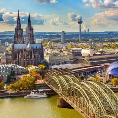 Co zobaczyć w Kolonii: imponująca katedra, most Hohenzollernów, rzeka Ren i nowoczesna architektura.