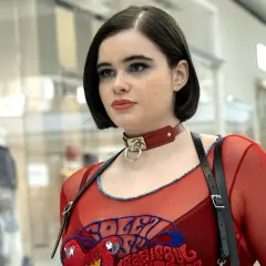 Kat från Euphoria med blå ögonskugga och röd choker.