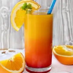 Pyszne drinki z wódką, sokiem pomarańczowym i Blue Curacao, które zachwycą