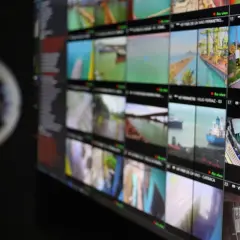 Monitor con múltiples cámaras de seguridad activas, gestionadas por vms software, mostrando puertos y muelles.