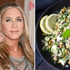 Jennifer Aniston sallad recept: en närbild på skådespelerskan och en skål med en fräsch quinoa-sallad med kikärtor, fetaost och pistagenötter.