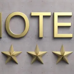 Kto przyznaje gwiazdki hotelom i jakie są kryteria oceny?