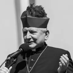 Jaki biskup zmarł ostatnio? Poznaj życie i osiągnięcia biskupa