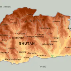 Mapa pokazuje, gdzie leży Bhutan, między Chinami (Tybetem) a Indiami, w otoczeniu Himalajów.