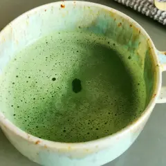 Eine Tasse cremiger Usucha Matcha mit feinem Schaum.